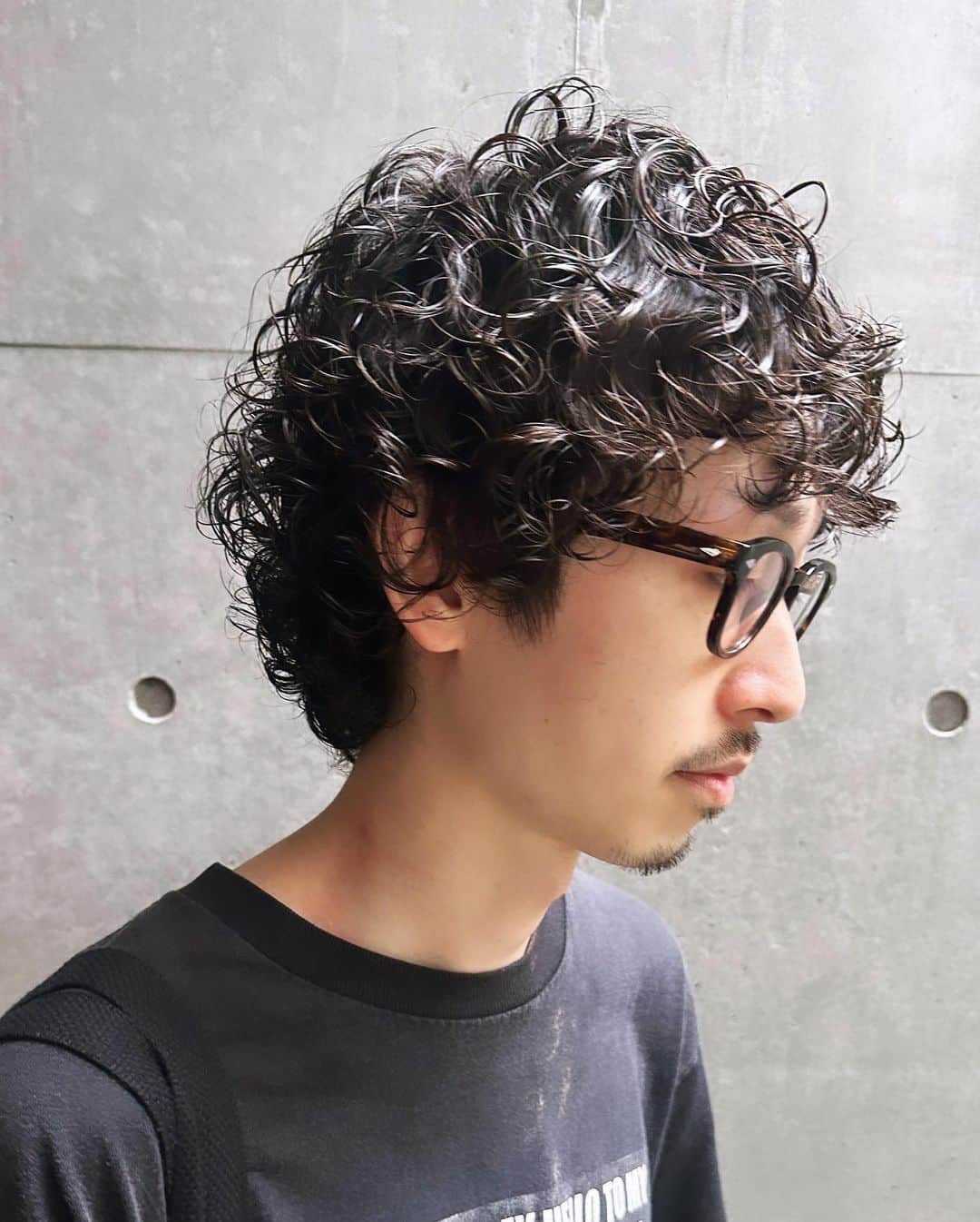 並木一樹さんのインスタグラム写真 - (並木一樹Instagram)「大人ランダムスパイラルパーマのヘアスタイル集  最近人気のスタイル  サイドシルエットには特にこだわっています。  大人な強めランダムスパイラルパーマはこのくらいのバランス感がgoodです！  冬のコートに似合うような強めなランダムスパイラルパーマが気分です♪ 冬はパーマが人気ですね！  ナチュラルで、お洒落、清潔感があり、どこか雰囲気のある、そんなメンズスタイルを丁寧に提案させていただきます🧥  #強めパーマ #カーリーヘア #ニュアンスパーマ #ベリーショート #メンズヘア #スパイキーショート#スパイキーベリショ #フェザーショート」12月5日 9時48分 - casi_namiki
