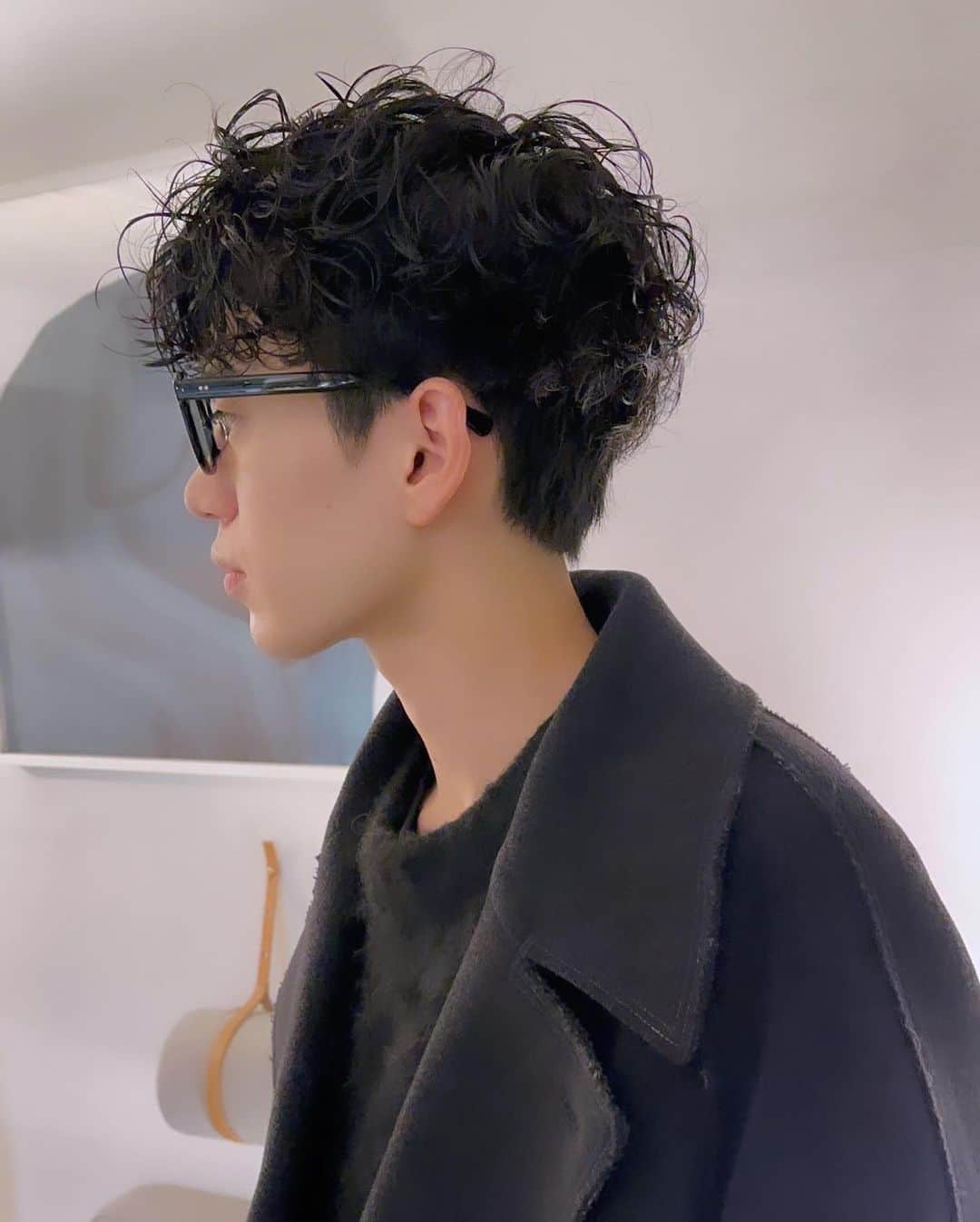 並木一樹さんのインスタグラム写真 - (並木一樹Instagram)「大人ランダムスパイラルパーマのヘアスタイル集  最近人気のスタイル  サイドシルエットには特にこだわっています。  大人な強めランダムスパイラルパーマはこのくらいのバランス感がgoodです！  冬のコートに似合うような強めなランダムスパイラルパーマが気分です♪ 冬はパーマが人気ですね！  ナチュラルで、お洒落、清潔感があり、どこか雰囲気のある、そんなメンズスタイルを丁寧に提案させていただきます🧥  #強めパーマ #カーリーヘア #ニュアンスパーマ #ベリーショート #メンズヘア #スパイキーショート#スパイキーベリショ #フェザーショート」12月5日 9時48分 - casi_namiki