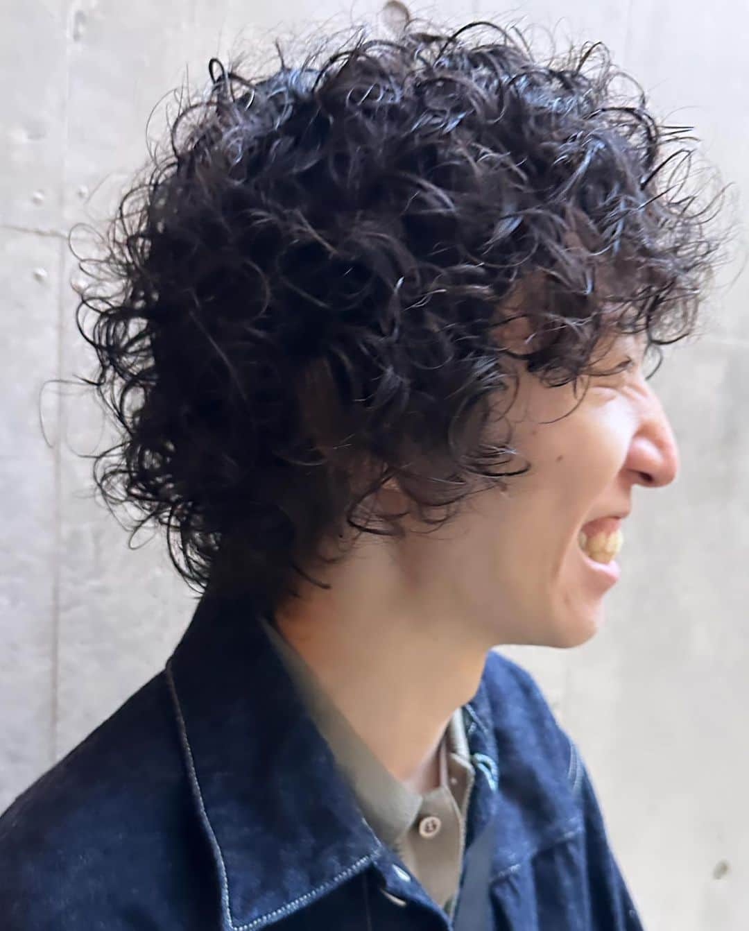 並木一樹さんのインスタグラム写真 - (並木一樹Instagram)「大人ランダムスパイラルパーマのヘアスタイル集  最近人気のスタイル  サイドシルエットには特にこだわっています。  大人な強めランダムスパイラルパーマはこのくらいのバランス感がgoodです！  冬のコートに似合うような強めなランダムスパイラルパーマが気分です♪ 冬はパーマが人気ですね！  ナチュラルで、お洒落、清潔感があり、どこか雰囲気のある、そんなメンズスタイルを丁寧に提案させていただきます🧥  #強めパーマ #カーリーヘア #ニュアンスパーマ #ベリーショート #メンズヘア #スパイキーショート#スパイキーベリショ #フェザーショート」12月5日 9時48分 - casi_namiki