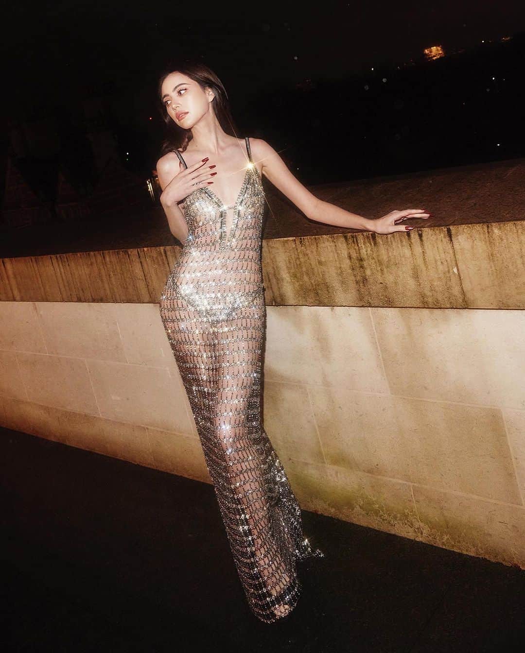 SELF PORTRAITのインスタグラム：「@davikah in custom made red carpet look at The Fashion Awards 2023 - celebrating an amazing year of style and innovation.  Photos by: @zoemcconnell」