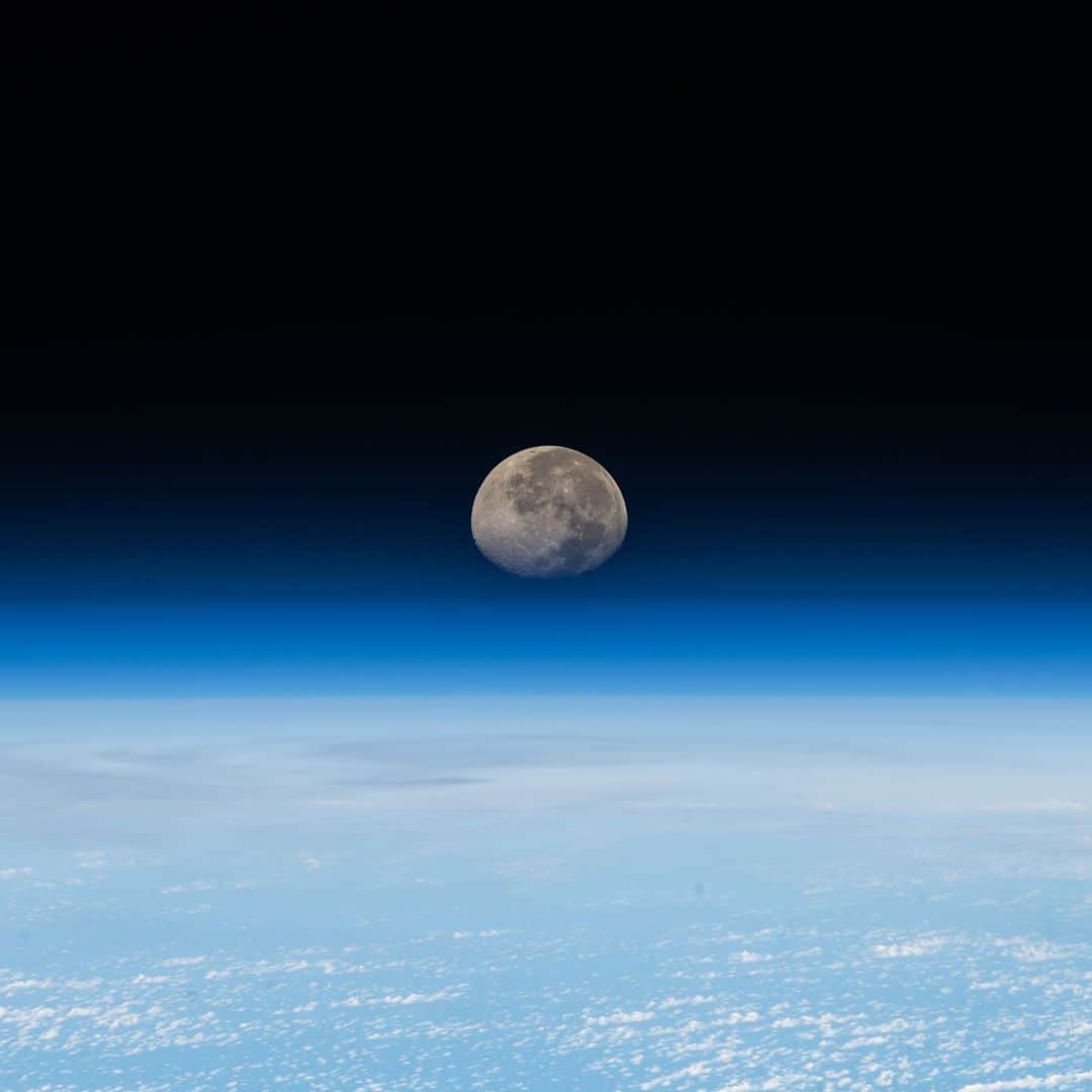 国際宇宙ステーションのインスタグラム：「A waning gibbous moon sets just beyond the horizon of Earth's atmosphere as the International Space Station soared 260 miles above the South Pacific Ocean.  #nasa #moon #earth #horizon #south #pacific #ocean #pacificocean #international #space #station」