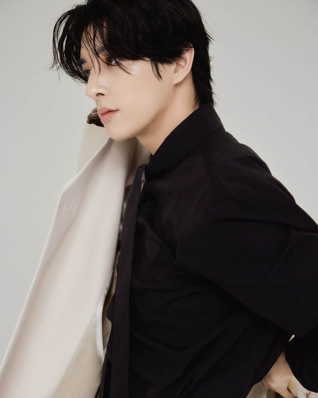 V Magazineのインスタグラム：「#ENHYPEN | "Being able to communicate and share our thoughts through music with our fans is the best part of being an artist," says #JAKE of @ENHYPEN inside of GEN V4 when asked what his favorite part about being an artist is. "It's a beautiful reciprocal relationship where music resonates with ENGENEs and their responses make it all the more meaningful."   Head to the link in our bio to read the full story + pre-order your copy of GEN V4 at shop.vmagazine.com. — From @GENVMagazine by @VMagazine Issue 4 (Winter 2023) Photography @robinlirb Fashion @nicolaformichetti V Magazine Founder / Creative Director #StephenGan GEN V Editor-In-Chief @mathiasrosenzweig Makeup #SojeongKwon Hair #ChihyunAhn Editor @thekevinponce Production @trashfengshui Creative manager @jen_hq」