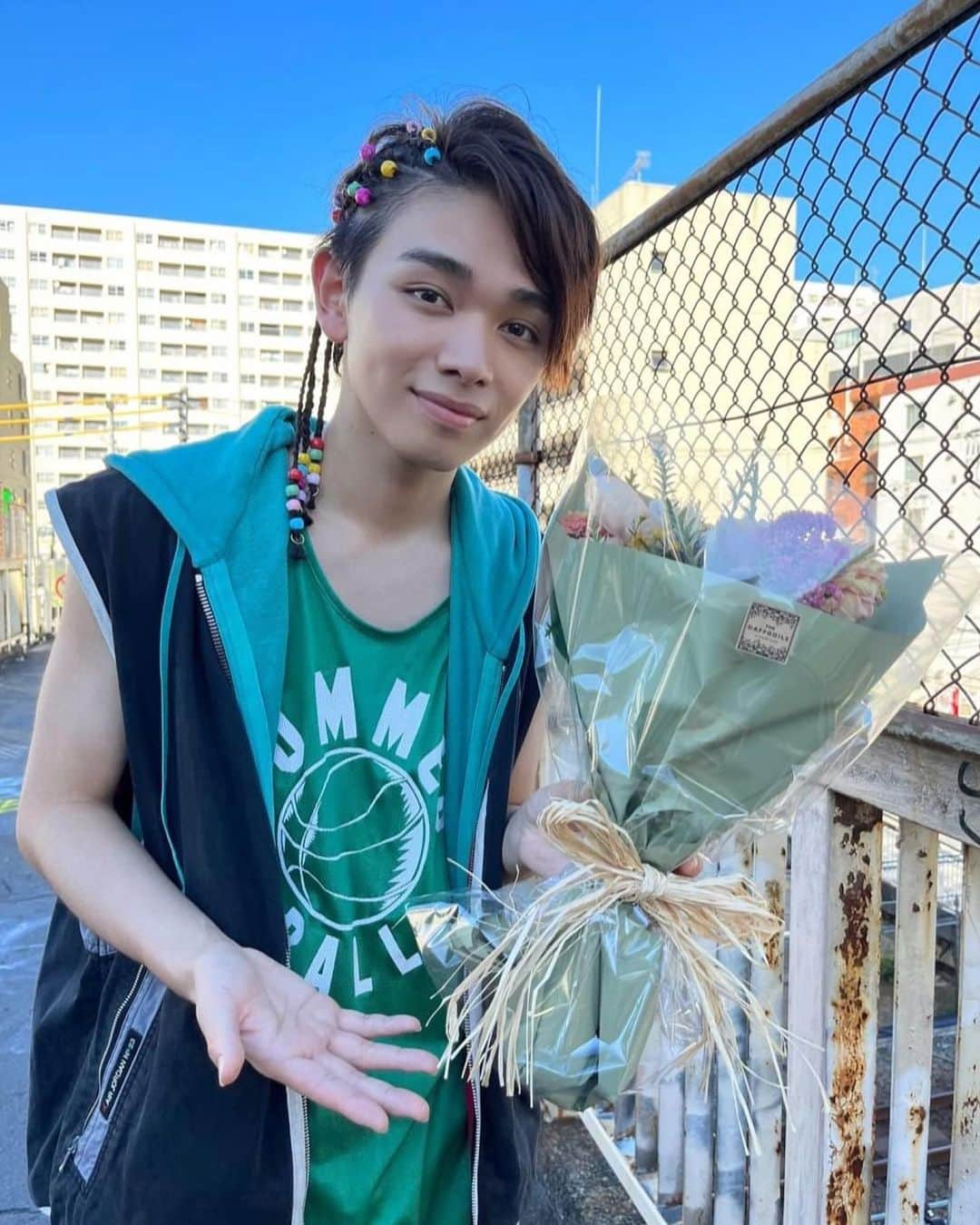 パリピ孔明のインスタグラム：「🤟#パリピ孔明 クランクアップ🤟  KABE太人役 #宮世琉弥 さん💐  天才ラッパー役として、 かっこよすぎるラップ姿、とても陰キャな姿まで ギャップがすごすぎたKABEくん💫 現場では陽キャな一面が出すぎて、 隠して～！と言われるほどでした。 魅力たっぷりなKABE太人でした💚  最終話見逃し配信は明日22時54分まで！」