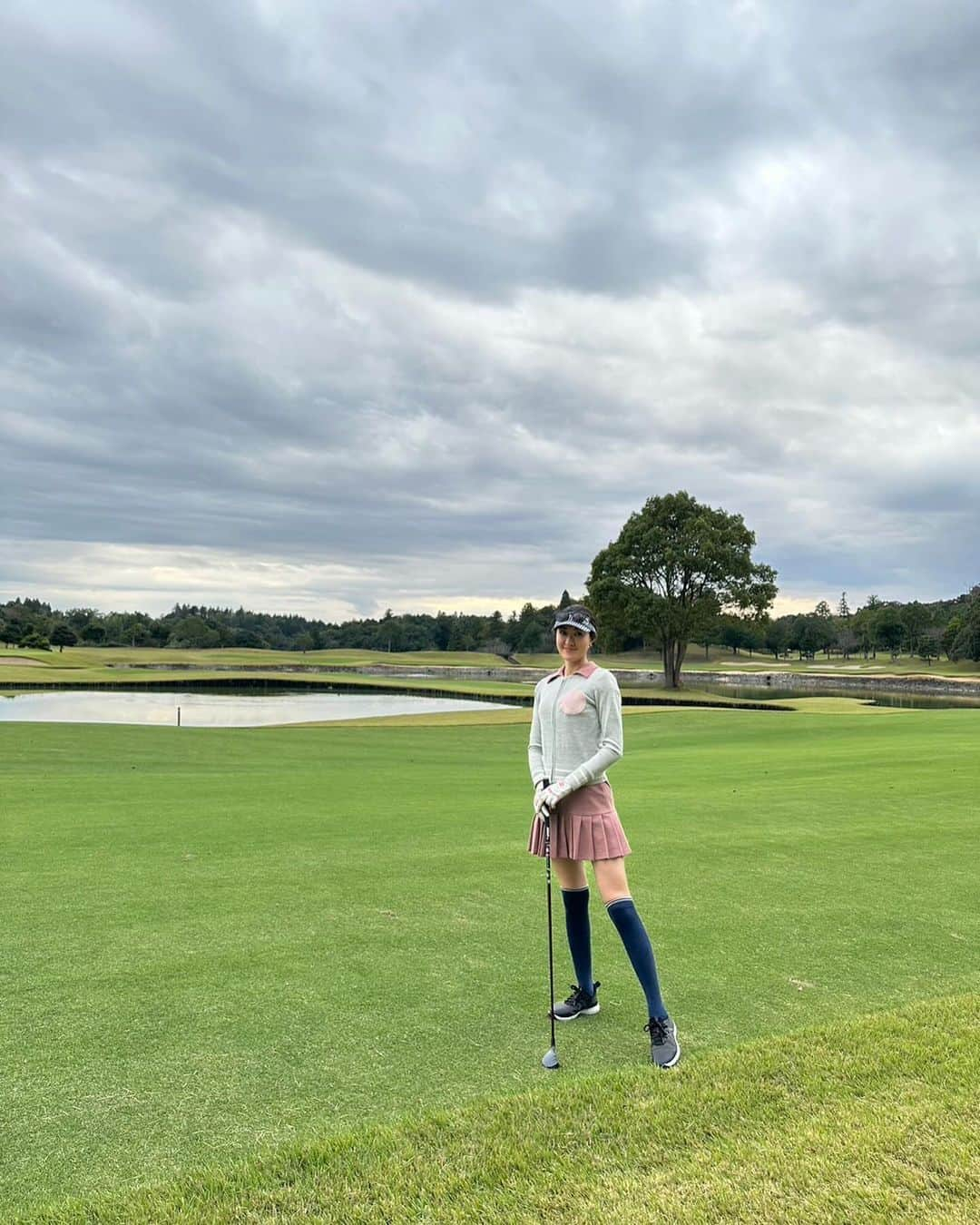 枝並千花さんのインスタグラム写真 - (枝並千花Instagram)「グリッサンドゴルフクラブ⛳️  普段はあまり着ないテイストのものも、ゴルフウェアだと色々着ちゃうので楽しい😌  レギュラーティーからの景色 遠い⛳️  #golf #ゴルフ #ゴルフ女子 #枝並千花 #chikaedanami」12月5日 10時01分 - chikaedanami