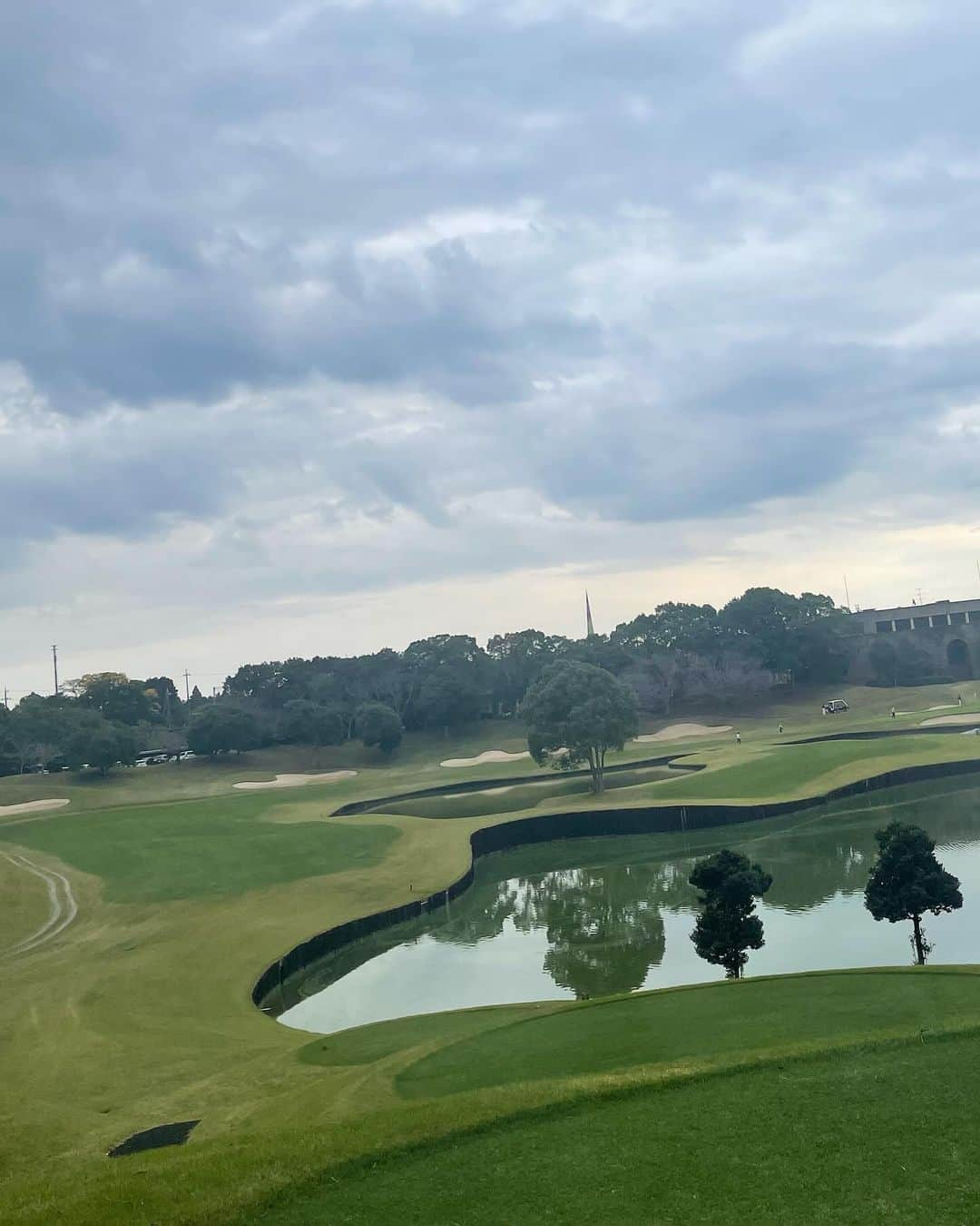 枝並千花さんのインスタグラム写真 - (枝並千花Instagram)「グリッサンドゴルフクラブ⛳️  普段はあまり着ないテイストのものも、ゴルフウェアだと色々着ちゃうので楽しい😌  レギュラーティーからの景色 遠い⛳️  #golf #ゴルフ #ゴルフ女子 #枝並千花 #chikaedanami」12月5日 10時01分 - chikaedanami