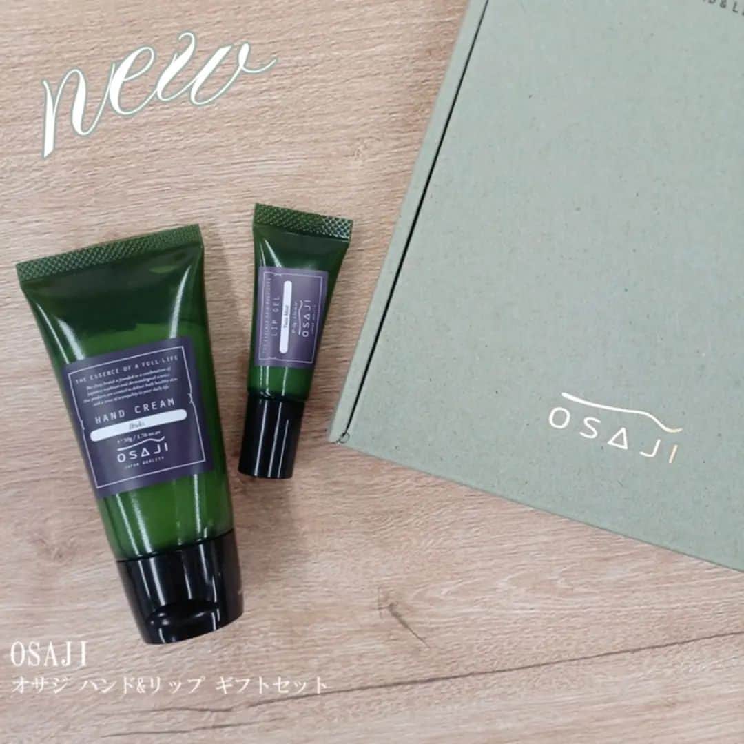 Fruit Gatheringさんのインスタグラム写真 - (Fruit GatheringInstagram)「. 【OSAJIから、BOX入りの定番ギフトセットが登場！】  OSAJI 2023年12月6日(水)発売 ■オサジ ローソープ&マルチクリーム ギフトセット 新製品 ￥3,850 (税込) 半熟洗顔石鹸”ローソープ”と顔にも体にも使えるマルチクリームのギフトセット。無香料のもっちり泡洗顔と全身保湿のマルチクリームなので、香りの好みを気にせずに大切な人へのギフトとしてお選びいただけます。  【セット内容】 ・ローソープ Muku 100g ・コンフォート マルチクリーム 50g ・ギフトボックス  ■オサジ ハンド&リップ ギフトセット 新製品　￥2,750(税込) ハンドクリームとリップゲルのギフトセット。ハンドクリームは季節問わず使えるさらっとしたテクスチャーで、森林浴をイメージした〈Ibuki〉の香り。リップゲルは、美容液のようになめらかなテクスチャーで、ほんのり甘みのある〈Yuzu Mint〉の香りです。  【セット内容】 ・オサジ ハンドクリーム Ibuki 50g ・オサジ リップゲル Yuzu Mint 10g ・ギフトボックス  ・・・・・・・・・・・・・・・・・・・・ #fruitgathering #フルーツギャザリング #美容好きさんと繋がりたい #美容好きな人と繋がりたい #コスメ好きさんと繋がりたい #化粧品 #コスメ部 #コスメ情報 #おすすめコスメ #トレンドコスメ #コスメマニア #ご褒美コスメ #スキンケア #洗顔 #ボディケア #クリーム #ハンドケア #ハンドクリーム #リップケア #保湿 #保湿ケア #ギフト #ギフトセット #プレゼント #OSAJI #オサジ」12月5日 10時01分 - fruitgathering.jp