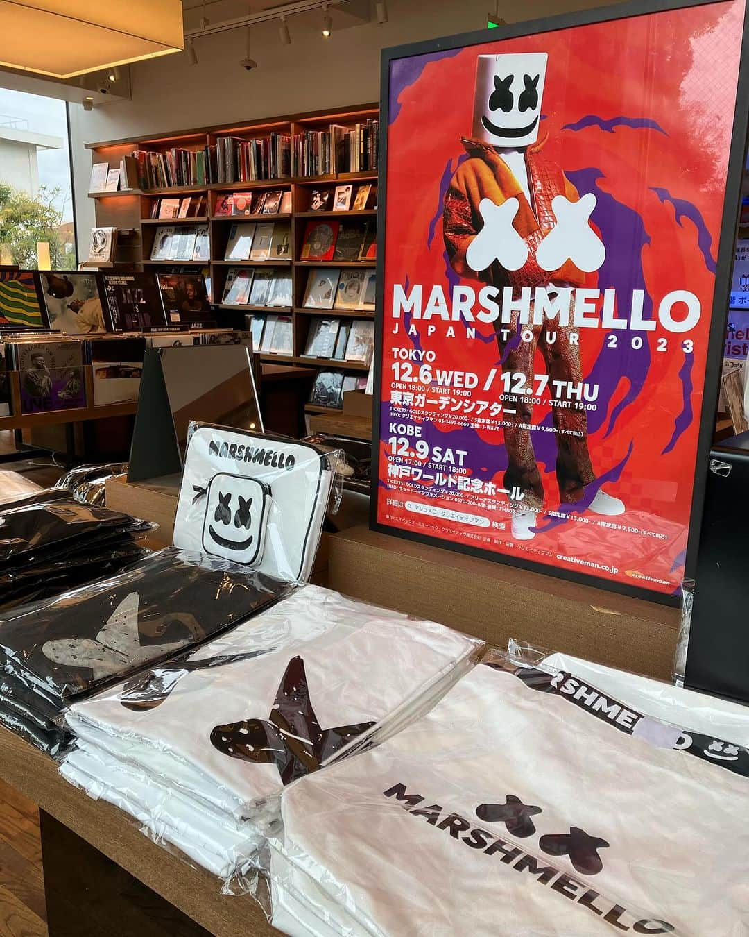 代官山 蔦屋書店　DAIKANYAMA T-SITEのインスタグラム：「【お知らせ】 「MARSHMELLO JAPAN TOUR 2023」オフィシャルグッズ販売開始！   蔦屋書店1号館2階　音楽フロア 12月5日(火)－17日(日)　9:00-22:00   いよいよ明日から開催となるMARSHMELLO、４年ぶりのジャパン・ツアーを記念して、 代官山 蔦屋書店 音楽フロアではツアーオフィシャルグッズを販売いたします。 ※取扱商品は画像をご確認ください。   ぜひライブの前に、お立ち寄りくださいませ！     【MARSHMELLO】 グラミー賞にノミネートされたMarshmello（マシュメロ）は、愛くるしくも謎めいた覆面をシンボルとしたアーティストで、業界全体の境界線を破り、スター街道を上り続ける。 チャート上位を席巻したシングルや、Juice WRLD（ジュース・ワールド）、Halsey（ホールジー）、Khalid（カリード）、Demi Lovato（デミ・ロヴァート）、Bastille（バスティル）、Kane Brown（ケイン・ブラウン）、Selena Gomez（セレーナ・ゴメス）、Jonas Brothers（ジョナス・ブラザーズ）などとのコラボレーション作品をリリース。 アルバム『Shockwave』では2022年のグラミー賞「ベスト・ダンス／エレクトロニック・アルバム賞」にノミネートされた。 Spotifyでは月間5,500万人以上のリスナーを持ち、Spotifyだけで150億ストリーミングという驚異的な数字を記録している（2023年8月現在）。 革新的なプロデューサーであるだけでなく、ビジネスにおいてもその先見性が注目されており、2022年にはコカ・コーラと提携し、アーティストとして史上初の独自の限定フレーバーを共同制作しワールドワイドで発売されるなど、世界中で“マシュメロ現象”が起きている。 アイコニックな容姿で愛される一方、自身の原点であるエレクトロニック・ ダンス・ミュージックからポップスまで多様なジャンルを手がけ、その音楽性でも圧倒的な存在感を放つ、世界で最も注目されるアーティストの1 人である。」