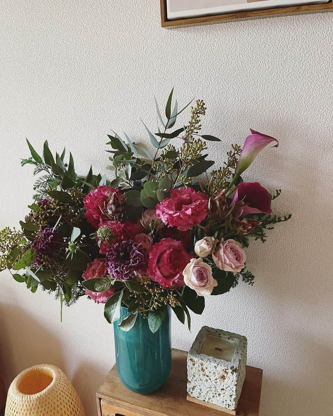 canariaのインスタグラム：「_  贅沢に1ヶ所に生けて楽しんだあとは、少しバラして2ヶ所に生け替え、一輪挿しにも飾って。 グリーンの濃淡にボルドーの花のアクセントが綺麗です。  #花しつらえ #花のある暮らし #私の花しつらい #henrydean」