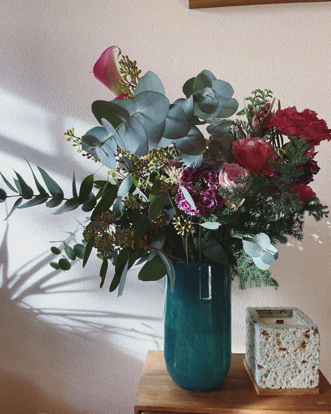 canariaさんのインスタグラム写真 - (canariaInstagram)「_  贅沢に1ヶ所に生けて楽しんだあとは、少しバラして2ヶ所に生け替え、一輪挿しにも飾って。 グリーンの濃淡にボルドーの花のアクセントが綺麗です。  #花しつらえ #花のある暮らし #私の花しつらい #henrydean」12月5日 10時13分 - canaria_rs