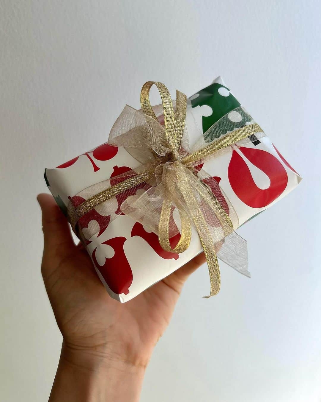 nao_nakabaのインスタグラム：「@tetote_japan  ラッピングが完了🎁私が参加するのは2回目。今回は9歳の女の子のサンタクロースをさせて頂きました❤️ 私が参加している "tetote サンタプロジェクト" は、児童養護施設や困窮家庭支援NPOの子ども達などに、子どもが本当にほしいプレゼントを届ける活動です。 彼女の喜ぶ姿を想像しながら、想いを込めてラッピングをして送ります🥰 このプロジェクトの詳細は @tetote_japan をチェックしてください🫶🏼  全世界の子供達の安全と笑顔が守られる 世界になることを心から願います🙏🏼  #tetote」