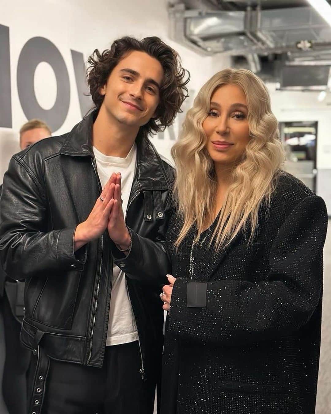 シェールのインスタグラム：「More 📸 from 🇬🇧  🥰  #wonka #cherchristmas #djplayachristmassong」