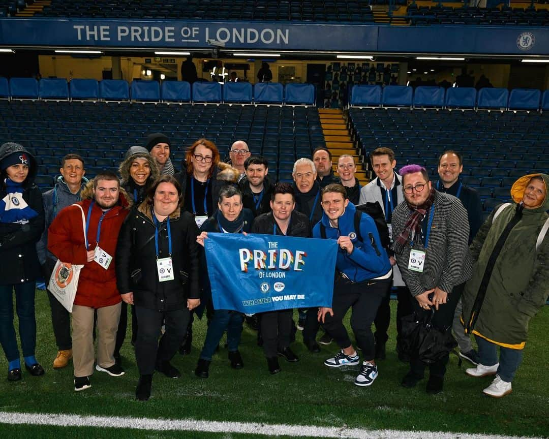 チェルシーFCのインスタグラム：「Chelsea Football Club is proud of the inclusive environment we’ve created which welcomes everyone to the game. 💙  The Blues hosted @ChelseaPride_ at both of our Rainbow Laces games to celebrate their seventh anniversary. 🌈」