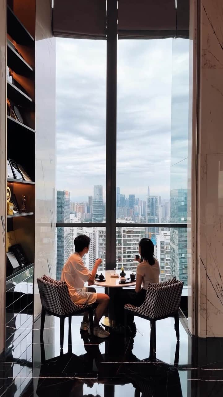 BEAUTIFUL HOTELSのインスタグラム：「Unveil the magic of @unboundxhyatt’s The Langbo Chengdu - where every corner is an architectural masterpiece! Indulge in captivating city views and world-class amenities, your key to urban bliss. 🌆  On your stay: 🗺️ Enjoy the hotel’s communal spaces with mesmerizing views 🥢 Savor authentic Sichuan and Cantonese cuisine at L’or by Yi Place 🚣‍♀️ Let the Jinjiang River serenade your stay. Here you can discover the heart of Chengdu through a night market cruise–a traditional boat ride like no other! ✨  Does this sound like the perfect vacation? Save this for your future visit in China!  📍 @unboundxhyatt The Langbo Chengdu, China 📽 @andrewjmes @hugo.visuals 🎶 Paul Anka - Put Your Head On My Shoulder」