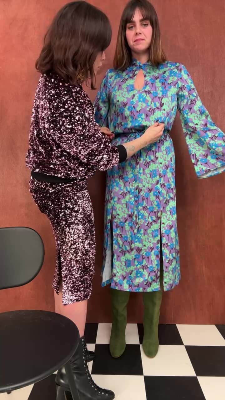 lisa gachetのインスタグラム：「Replay ! On vous partage de l’inspiration pour vos looks de fin d’année ! Tenues de fêtes paillettées hautement recommandées par votre team citronné préféré !」