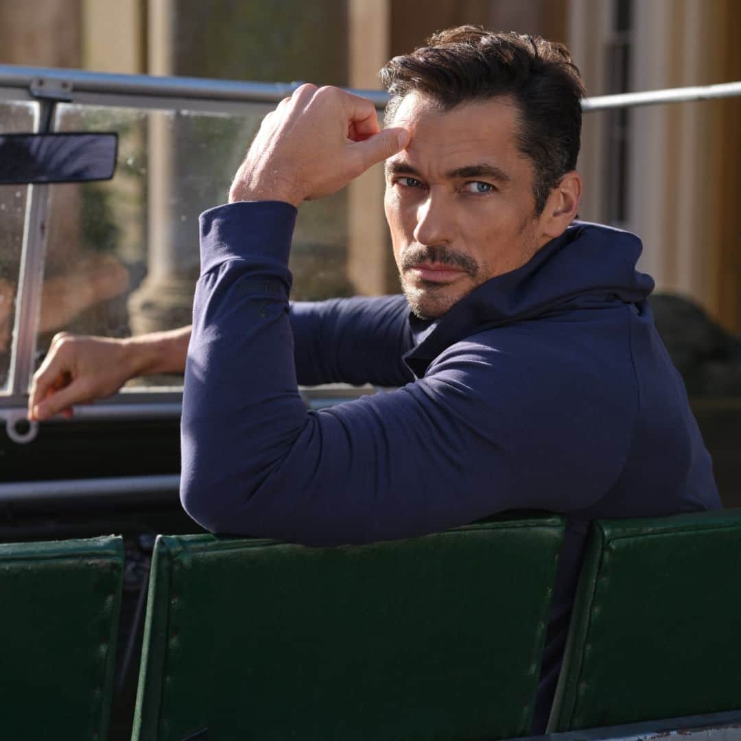 ハケットのインスタグラム：「Time to lounge in style, with our Hackett London x David Gandy Wellwear collection.  Enjoy your well-earned relaxation and recharge, wearing a navy blue Luxury Lounge Hoodie, that embraces and cares for your skin, using the innovative Wellwear Care moisturising treatment.   #HackettLondon #HowToHackett  #HackettxWellwear @davidgandywellwear  @davidgandy_official」
