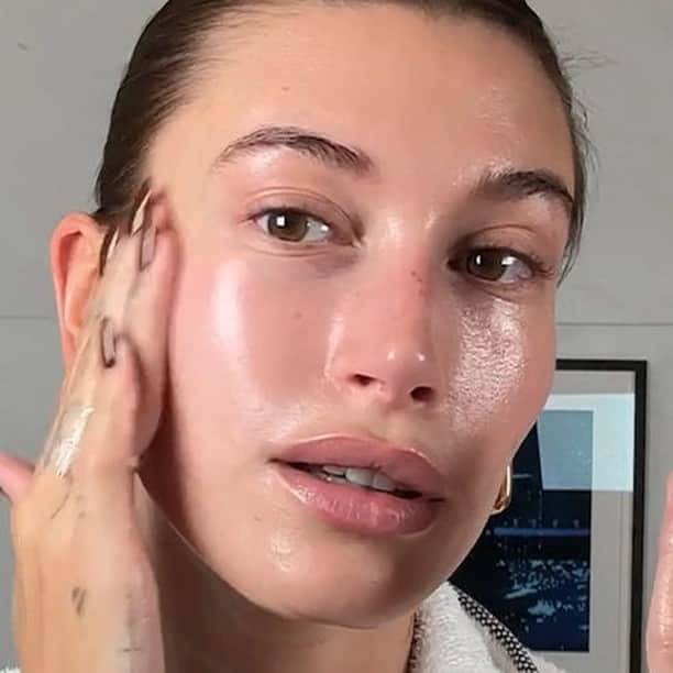 Vogue Italiaのインスタグラム：「Qual è il segreto di @haileybieber per un incarnato luminoso e un effetto glow duraturo? Segui la modella e fondatrice di @rhode in questo episodio di #BeautySecrets, mentre in esclusiva per Vogue condivide la sua routine di preparazione della pelle prima di una sessione di make-up. Scopri il video completo al link in bio.  #VogueBeauty  Credits Journalist: Marie Bladt Journalist, Social & Video Editor: Hugo Compain Production Manager: Amaury Delcambre Production Coordinator: Meryl Marciano Video Casting Manager: Adèle Ligerot Video Casting Coordinator: Sarah Tauxe Editor: Laurène Vanacker Localisation Editors: Darnell Depradine, Jasjeet Singh」