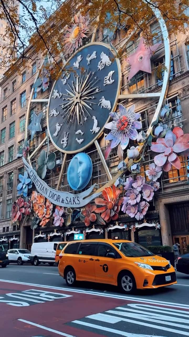 Wonderful Placesのインスタグラム：「Christmas in NY by @newfacesny ✨😍😍✨ This beautiful giant clock-like zodiac display is located on Fifth Avenue between 49th and 50th Streets. Make sure to check it out when you are in NY this month! . 📹 @newfacesny  📍 NYC - USA 🇺🇸  #wonderful_places for a feature ♥️」