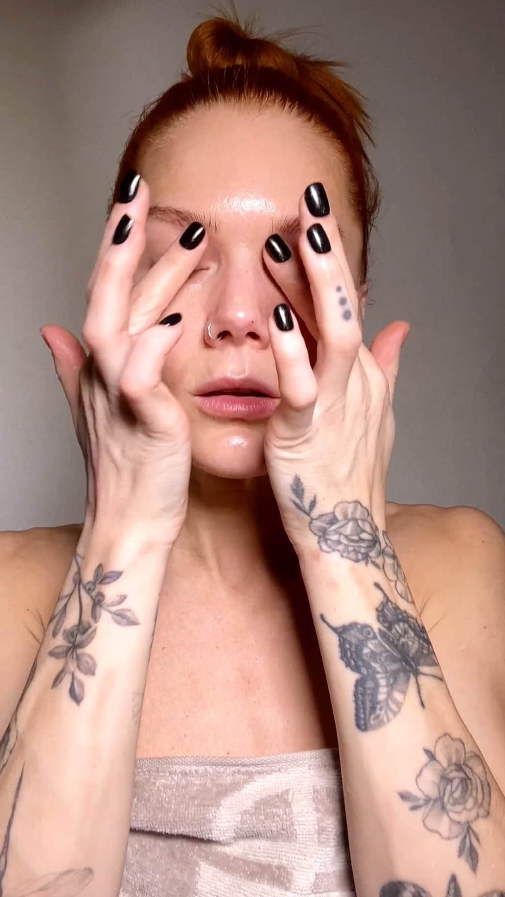 Linda Hallbergのインスタグラム：「What’s your night time routine? And the big question, am I using the mushroom gua sha right? 🤓  Products used in the video @olehenriksen hydra barrier nourishing face oil @ohlamoon.se hade mushroom gua sha @olehenriksen dewtopia 5% acid firming night creme @olehenriksen Wrinkle Blur™ Bakuchiol Eye Gel Crème @acnemy.ro @acnemy_official_ dryzit dry lotion」