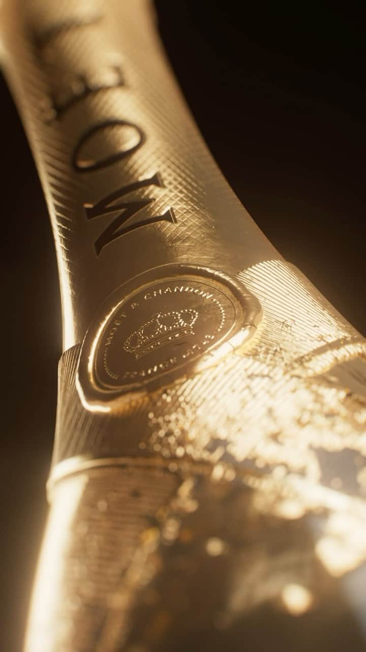 Moët & Chandon Officialのインスタグラム：「Any moment can be magical. These holidays, remember it popping open a bottle of Moët Impérial to share.  #ToastWithMoet #MoetImperial #MoetChandon  This material is not intended to be viewed by persons under the legal alcohol drinking age or in countries with restrictions on advertising on alcoholic beverages. ENJOY MOËT RESPONSIBLY.」