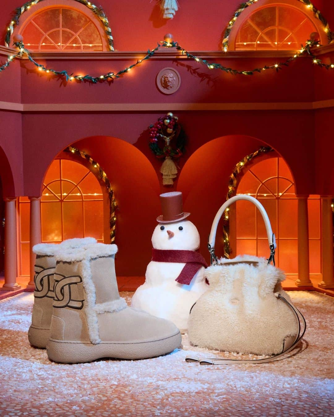 トッズのインスタグラム：「Tod's House of Magic. Enter in a cosy mood with the iconic drawstring Di Bag and soft shearling boots.  #TodsHolidays #TodsHouseofMagic #Tods」