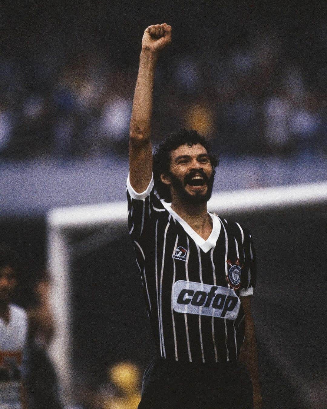 コリンチャンスのインスタグラム：「Um ídolo. Uma referência nos campos e fora deles. Um doutor. 8️⃣  1️⃣2️⃣ anos sem Sócrates. Eternamente em nossos corações. 🖤  Obrigado, Doutor. ✊  #VaiCorinthians」