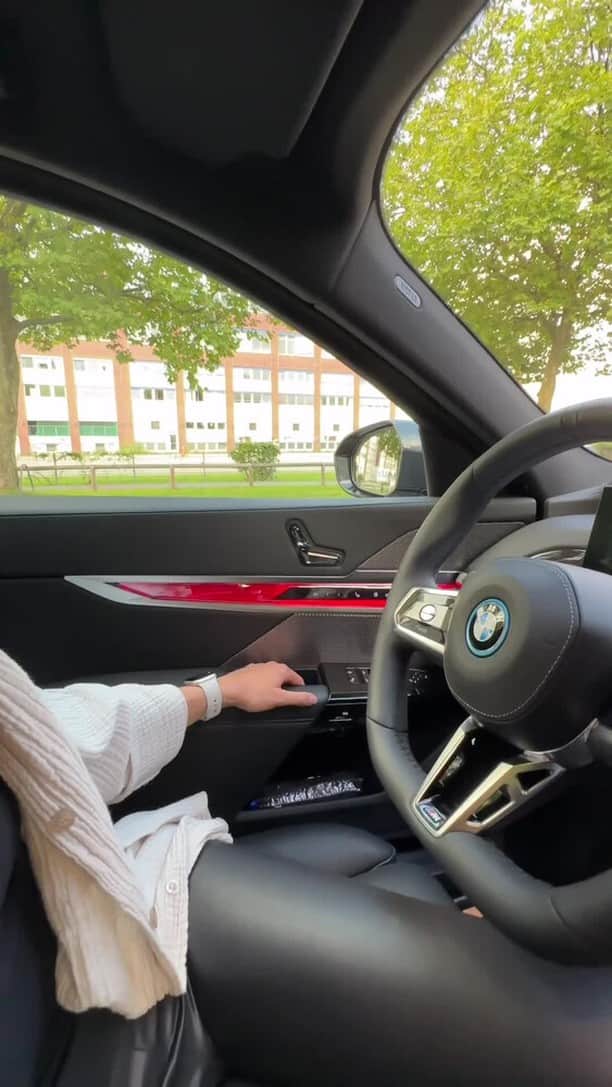 BMWのインスタグラム：「Reason # 15: It's an interior that looks out for you; and those around you 🤗  📸: @autogefuehl #BMWRepost   The BMW i7. 100% electric.  #THEi7 #ThisIsForwardism #BMW #BornElectric #BMWElectric __ BMW i7 xDrive60: Combined power consumption: 19.6–18.4 kWh/100 km. Combined CO2 emissions: 0 g/km. Electric range: 590–625 kilometers. All data according to WLTP. Further info: www.bmw.com/disclaimer」