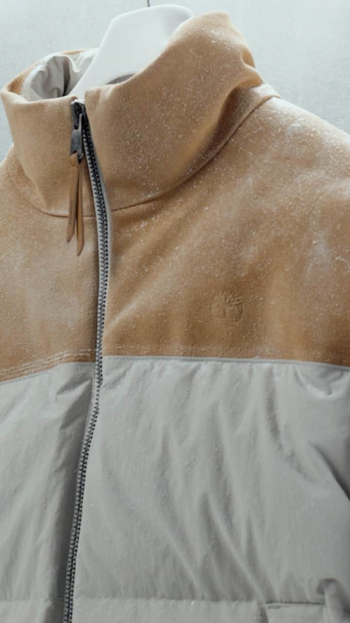 ティンバーランドのインスタグラム：「Made for icy moments. 🥶  Embrace the rugged warmth of the men’s Mount Welch Water Repellent Puffer Jacket this season. With a durable water repellent exterior and a suede leather yoke as an ode to the brand, this jacket is made for all the bold moments.  #Timberland  #BuiltForTheBold #Holiday」