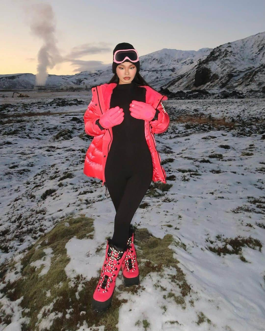 アグさんのインスタグラム写真 - (アグInstagram)「Iceland looks good on me🧊🥶❄️ #UggPartner」12月5日 1時56分 - ugg