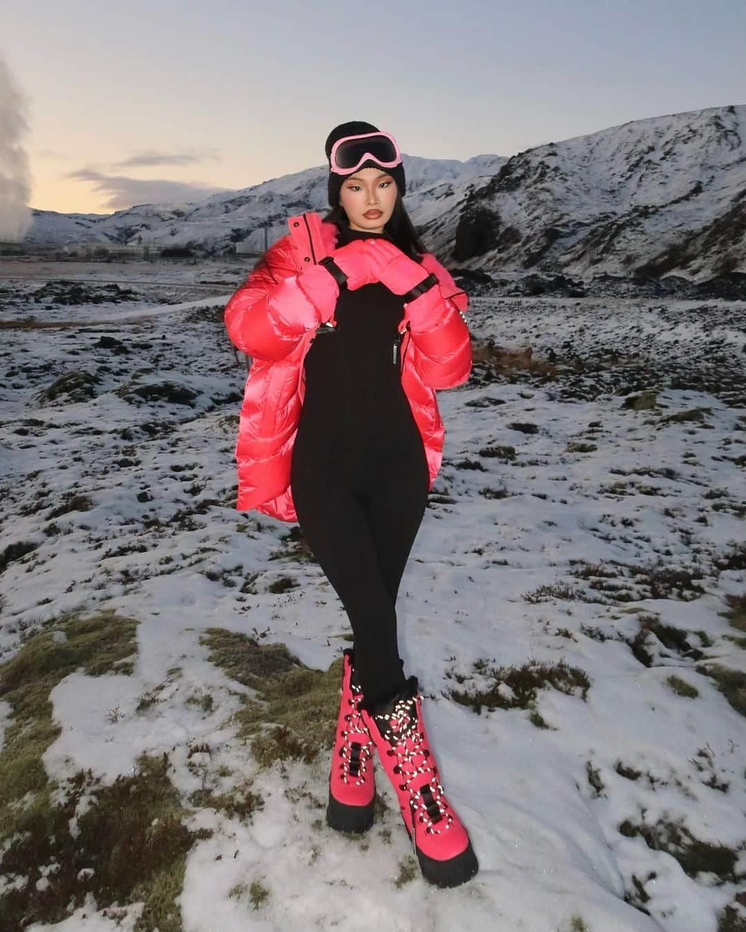 アグさんのインスタグラム写真 - (アグInstagram)「Iceland looks good on me🧊🥶❄️ #UggPartner」12月5日 1時56分 - ugg