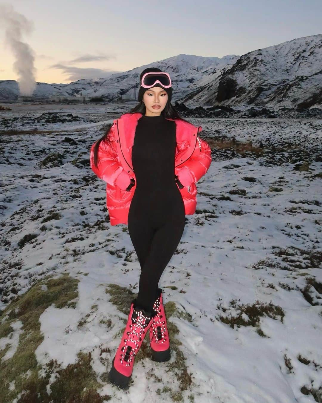 アグさんのインスタグラム写真 - (アグInstagram)「Iceland looks good on me🧊🥶❄️ #UggPartner」12月5日 1時56分 - ugg