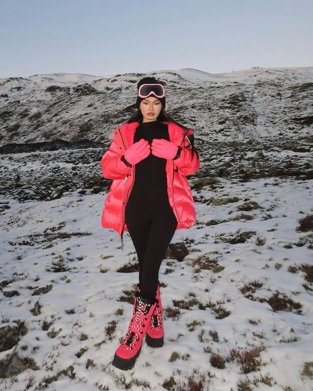 アグさんのインスタグラム写真 - (アグInstagram)「Iceland looks good on me🧊🥶❄️ #UggPartner」12月5日 1時56分 - ugg