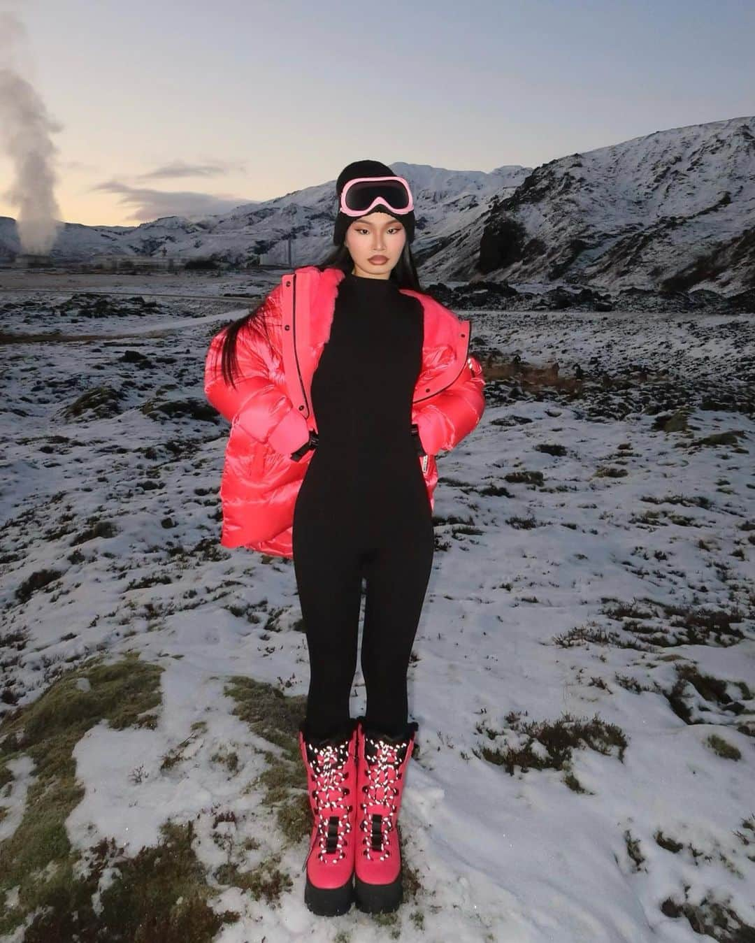 アグさんのインスタグラム写真 - (アグInstagram)「Iceland looks good on me🧊🥶❄️ #UggPartner」12月5日 1時56分 - ugg