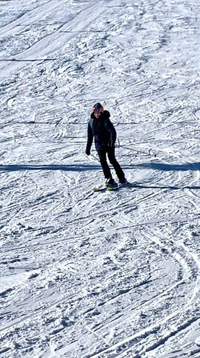 Carina Kröllのインスタグラム：「My happy place ✨⛷️🏔️  Seit ich 3 Jahre alt bin, stehe ich auf Ski 👧🏼 Ich kann’s euch gar nicht genau beschreiben, aber ich liebs so sehr! Fast nirgendwo ist man so viel in der Natur wie beim Skifahren. Man ist auch den ganzen Tag auf über 1.000 Höhenmeter, genießt eine traumhafte Aussicht und atmet die frische Bergluft ein. Durch die verschneiten Wipfel der Tannen glitzert die Sonne durch und man spürt den frischen Schnee unter seinen Füßen, während man die Piste hinuntergleitet. Einfach magisch ❄️❤️  Fahrt ihr Ski? . . . #skiing#skiingday#loveskiing#skiingreel#skiseason#christmasvibes#decembersnow」