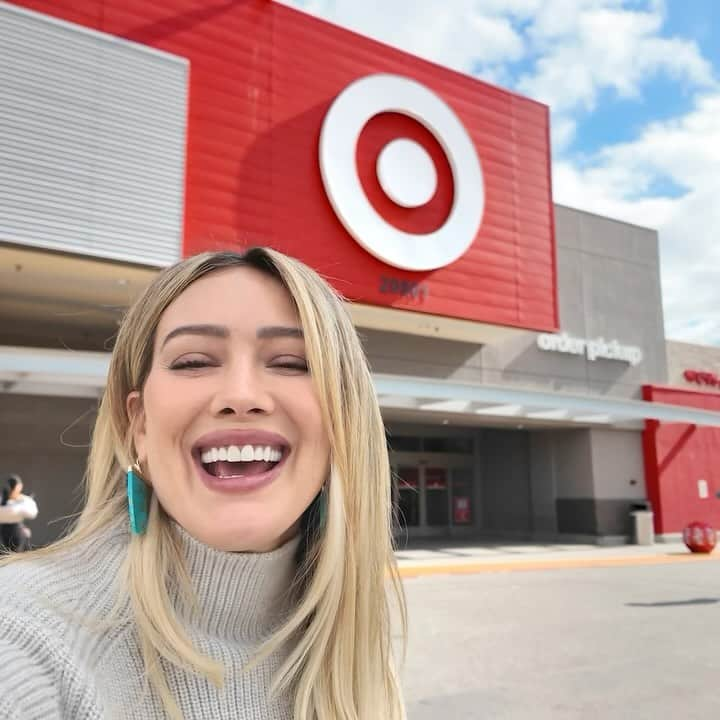 ヒラリー・ダフのインスタグラム：「I had the ✨JOY✨ of surprising Target Circle members with $500 GiftCards. It was so much fun to help Target make the holidays brighter for a few lucky shoppers. (Target Circle members are getting all sorts of perks this holiday season, so sign up if you haven’t already. It’s free to join!)  Since my kids love a Target run as much as I do, I had to bring home the Target mini shopping cart and cash register – so cute! 😍    #TargetPartner #HolidayJoy」