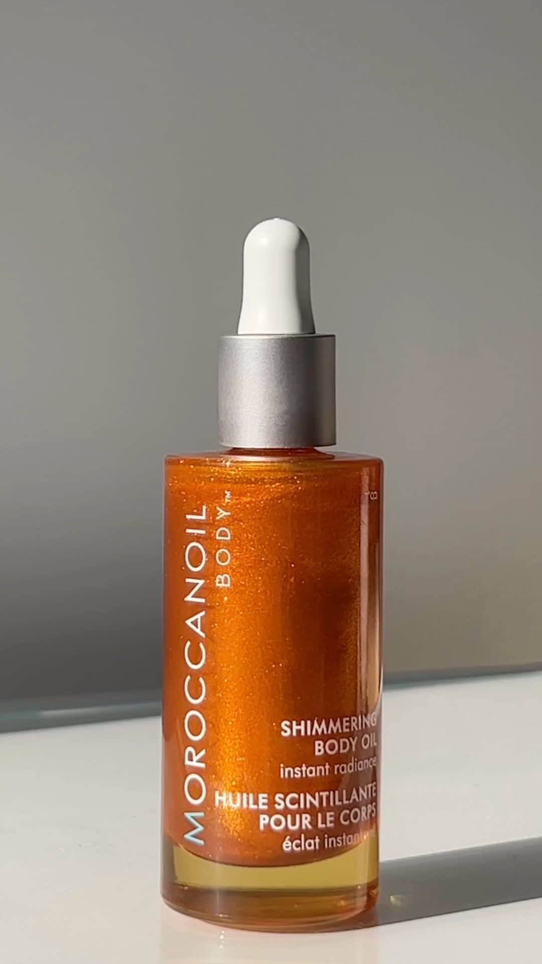 Moroccanoilのインスタグラム：「Make the whole place ✨✨  Use Shimmering Body Oil like a highlighter for your body—perfect for adding extra glow to arms, shoulders, and décolleté!」
