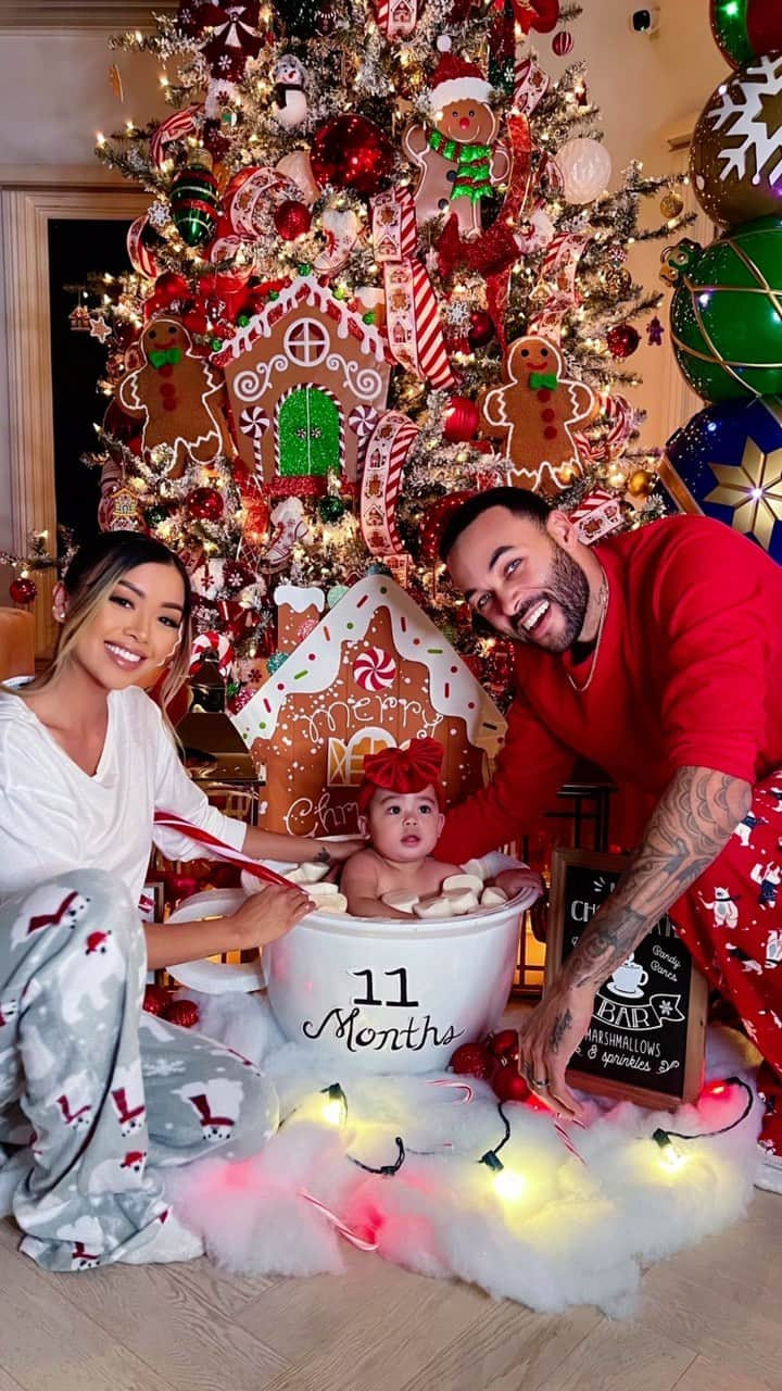 リアン Vのインスタグラム：「For @zaiasky 11 months we gave her a Hot Chocolate bath! ☕️📸 Happy 11 months to our babygirl! 😍  Product Details!   Mug- Flower pot and foam handle from Home Depot.  Giant marshmallows from any grocery store  Hersheys hot coco powder   Fake snow from Michael’s   Background decor all from Hobby Lobby and Michael’s.」