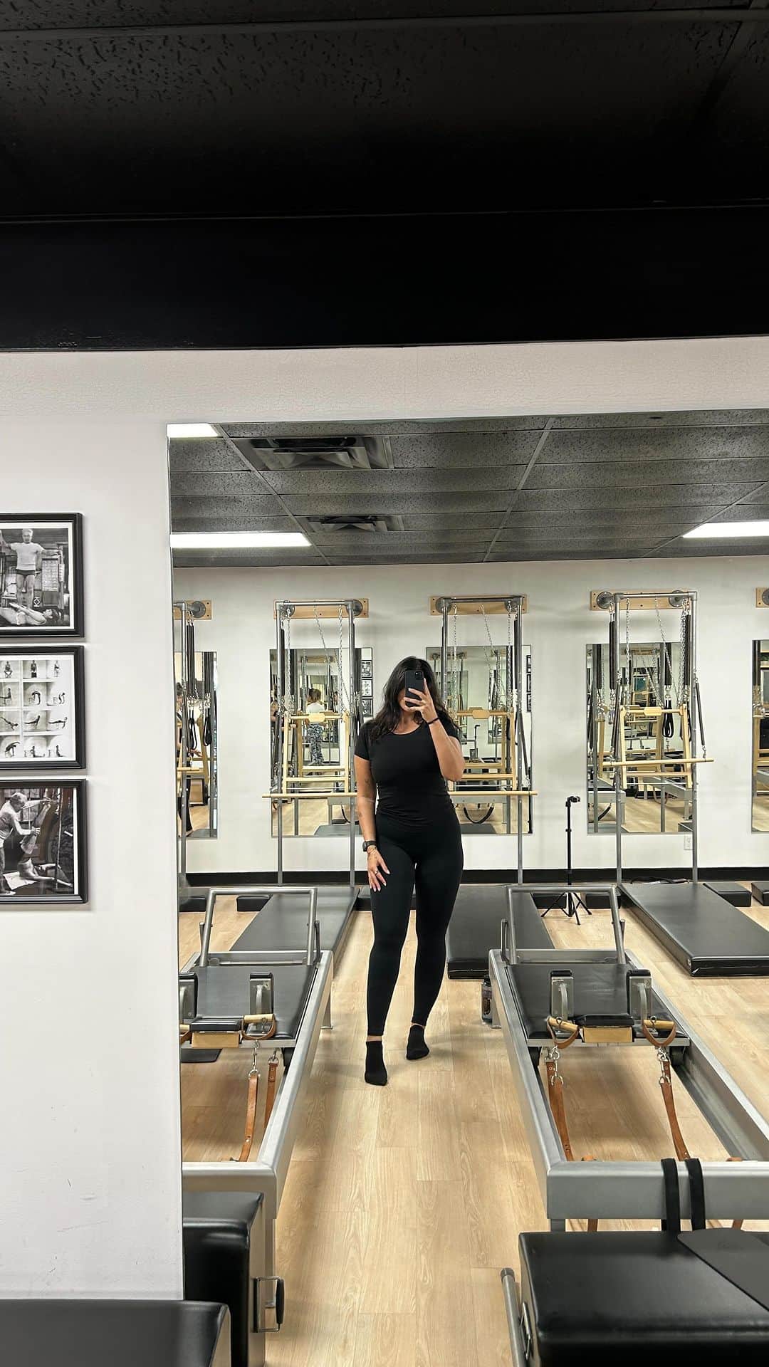 La'Tecia Thomasのインスタグラム：「it’s much harder than it looks 🥲 BUT defz getting slightly stronger each class 🫶」