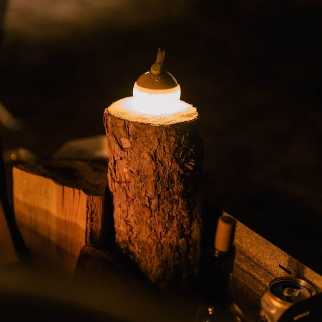 Snow Peak USAさんのインスタグラム写真 - (Snow Peak USAInstagram)「Illuminate your campsite or tent with the Mini Hozuki, our battery-powered LED lantern.   Find other camping giftables in the Under $100 collection.」12月5日 2時05分 - snowpeakusa