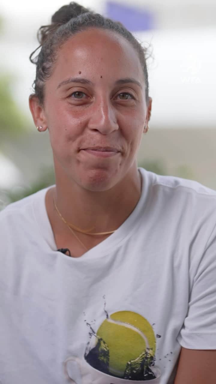 WTA（女子テニス協会）のインスタグラム：「Players ask the fans: @madisonkeys 🎙️  What are your favorite coffee shops? ☕️  Let us know in the comments 👇」