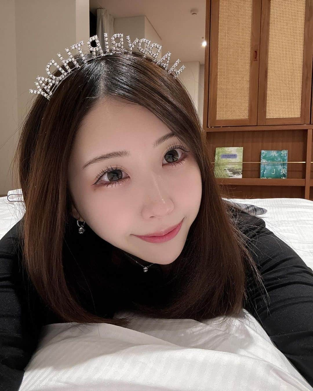 はなさんのインスタグラム写真 - (はなInstagram)「Happybirthday!!!自分!!ヒートテックでごめん！笑 今年1年は本当に楽しくて、自分のことだけ考えて仕事もできてちょーハッピーだった☺️🩷 改めて自分の持ってる才能と愛嬌と運の良さに気づけて、 華で生まれてきてよかったって思えるしこれからも絶対そう思うぐらい楽しい！  凄い方達の話を聞けたり、面白いって気に入ってもらえたり、出会った皆様に感謝です🙏✨  最近は趣味でやってた配信が再び仕事より稼げちゃう月が多くなってきた😂👏 毎月インフルエンサーのお仕事で頑張って3桁稼いでも余裕で超えてしまう配信は紛れもなく応援してくれる人がいるからで、だからこそ絶対に隠したり稼いでないふりなんか出来ない！上位に居させてくれるのはいつだって応援してくれてる人のおかげで華なんかぺちゃくちゃ食って喋ってってしてるだけだから😵‍💫 ほんとに華の配信で元気が出るんだって何気なくいってくれたこととか、毎日自分の状況報告しに来てくれる子とか、 ほんとに沢山になって嬉しい🥹🩷  これからもバズりたいって思う限りはこの活動がんばります😆✨  皆のおかげで華は楽しいし、アンチのおかげで華はイキイキしてる！だからまたこれから1年もよろしくお願いします😆✨ そろそろ年齢非公開にしなきゃいけないかな？笑 とにかく、今年も21歳の振りして頑張ります😆💪笑  そしてこんなに天才に産んでくれたパパとママ、ほんとにありがとう🩷☺️自慢の娘でいる自信があるしこれからも沢山恩返しするからね〜🎶パパママ大好き🥰」12月5日 2時14分 - yamamotohana_