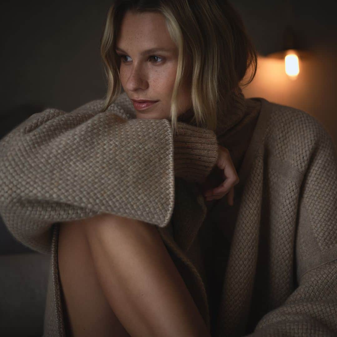 Johnstonsさんのインスタグラム写真 - (JohnstonsInstagram)「A luxe layer to wear anywhere. Our exclusive Basket Weave Cape Coat is the ultimate sofa to city design. Showcasing our knitting mastery using the softest, warmest Cashmere. ⁣ ⁣ ⁣ ⁣ ⁣ ⁣ ⁣ ⁣ ⁣ #JohnstonsOfElgin #Cashmere #CashmereCoat #CashmereCape #WinterStyle」12月5日 2時20分 - johnstonsofelgin
