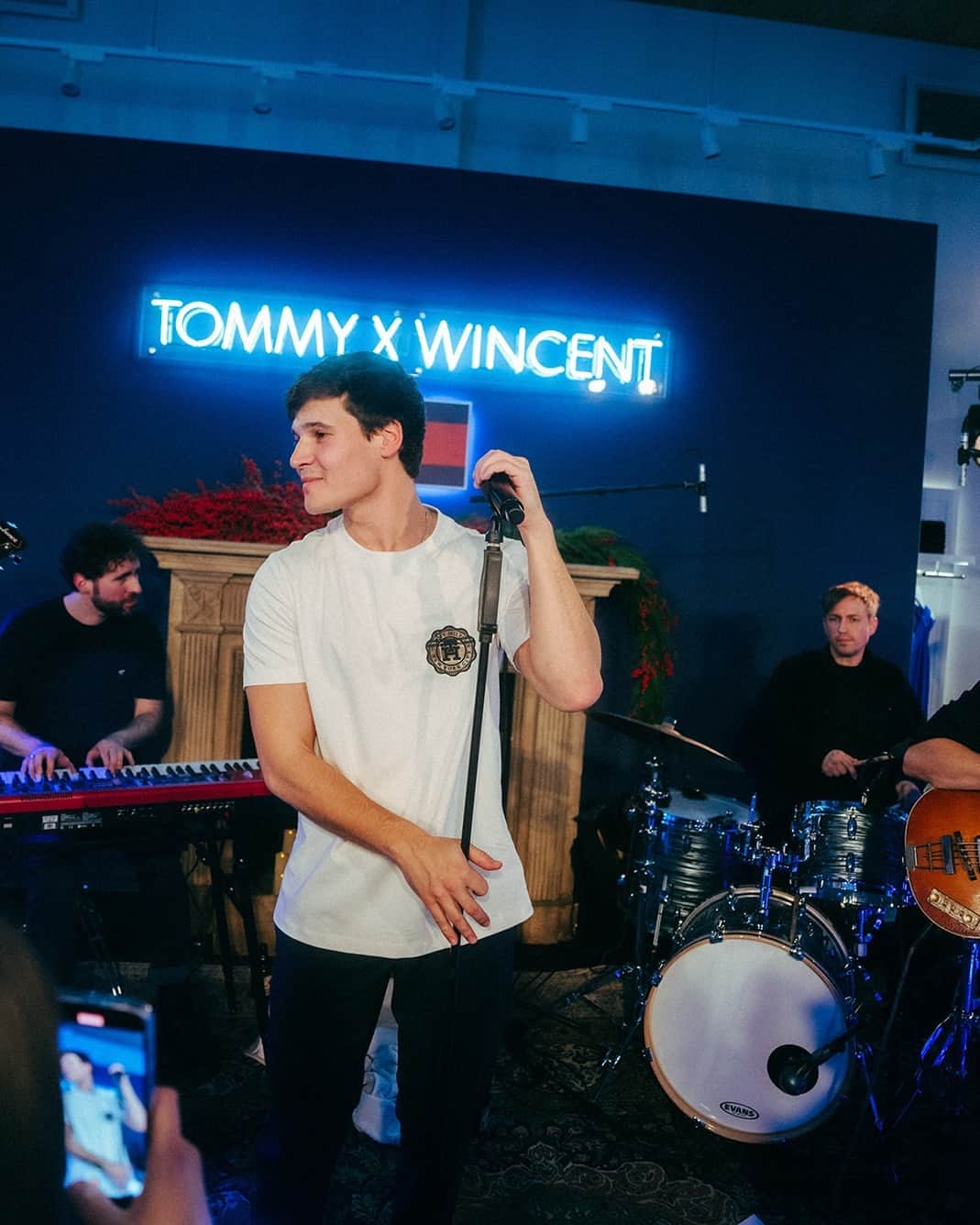 Tommy Hilfigerさんのインスタグラム写真 - (Tommy HilfigerInstagram)「Getting into the holiday season with @WincentWeiss.」12月5日 2時23分 - tommyhilfiger