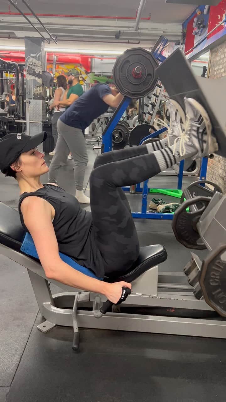 ジェイミー・アレクサンダーのインスタグラム：「Progress. Added a back pad which helped me improve my range of motion (which had been limited due to an old injury). Will continue to improve my form (and did end up increasing to two 45lb weights from two 35lb weights) 🙌🏻🏋🏻‍♀️🥰 #Fitby40 🤪」