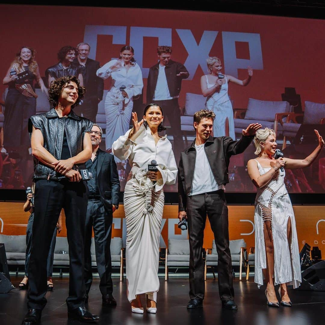 Rolling Stoneのインスタグラム：「@florencepugh, @zendaya, @austinbutler, @tchalamet, and director Denis Villeneuve at #CCXP23 for ‘Dune: Part Two.’ 📸 @ihateflash」