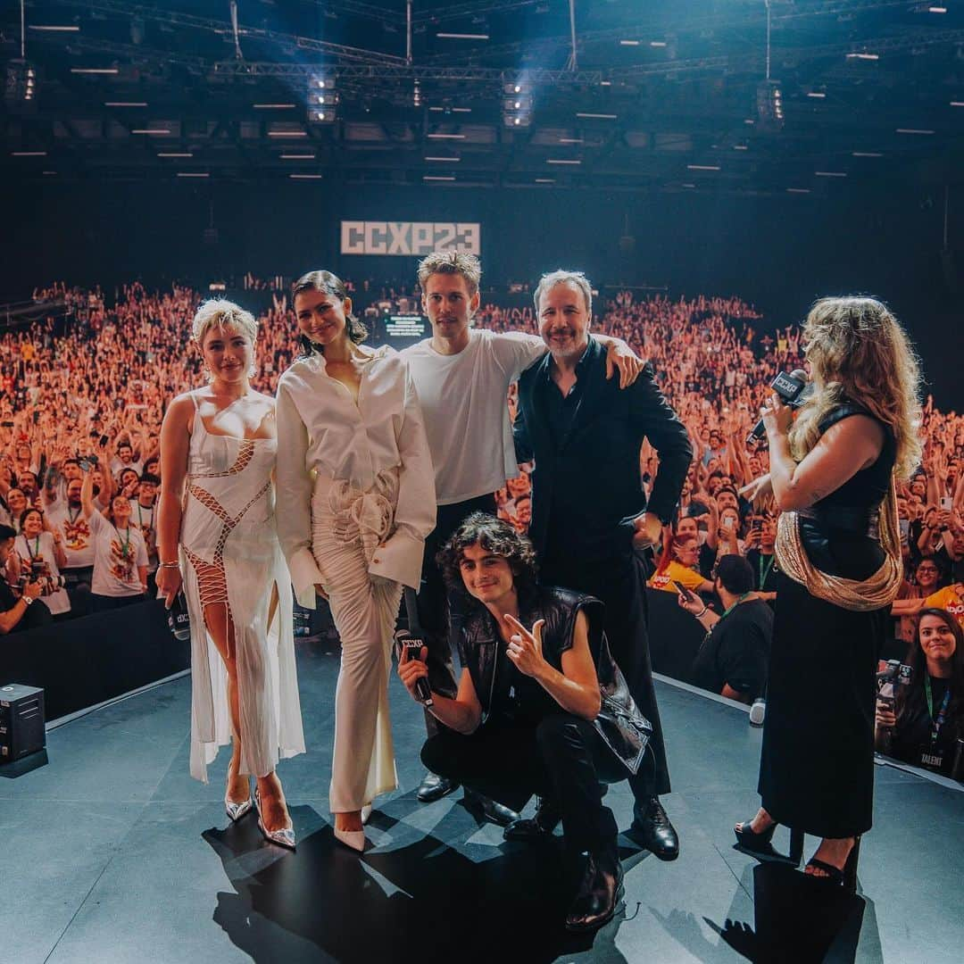 Rolling Stoneさんのインスタグラム写真 - (Rolling StoneInstagram)「@florencepugh, @zendaya, @austinbutler, @tchalamet, and director Denis Villeneuve at #CCXP23 for ‘Dune: Part Two.’ 📸 @ihateflash」12月5日 2時30分 - rollingstone