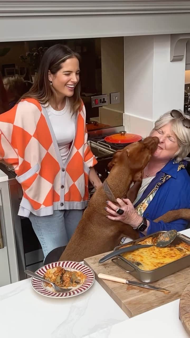 アレクサンドラ・フェルステッドのインスタグラム：「On todays Felstead Feasts - Lamb and Aubergine Moussaka 🤤😍  All this needs now is the beach candles and a huge glass of wine in Greece🇬🇷🍷   Ingredient’s 1lb (450g) raw minced shoulder of lamb 8oz (225g) chopped onions 2 cloves of garlic crushed 1.5oz (40g) flour Salt and pepper Fresh thyme or dried a little 14oz (397g) can tomatoes 3 Aubergines   Sauce 1.5oz (40g) unsalted butter 1.5oz (40) flour Three quarters milk (450ml) milk Grated nutmeg Level teaspoon of mustard 6oz (175g) Cheddar cheese grated 1 egg beaten   Serves 6-8 Turn the lamb into a large pan, a dash of olive oil cook stirring to avoid sticking. Add the onions and garlic and fry until brown around 15 minutes. Spoon of any excess fat. Add the flour, seasoning, thyme and tomatoes bring to the boil and simmer for five minutes. Slice the aubergines and blanch in a pan of water for 1 minute drain them and dry on kitchen towel. To make the sauce Heat the butter in a pan add the flour and cook for a minute then gradually blend in the milk stirring well and bring to the boil. Add the nutmeg, mustard, seasoning and cheese. Cool slightly then stir in the egg. To assemble Butter a large shallow ovenproof dish. Put half the meat mixture into the dish and half of the aubergines. Repeat with remaining lamb and aubergines. Pour over the cheese sauce. Roast in the oven for 35minutes 190c」