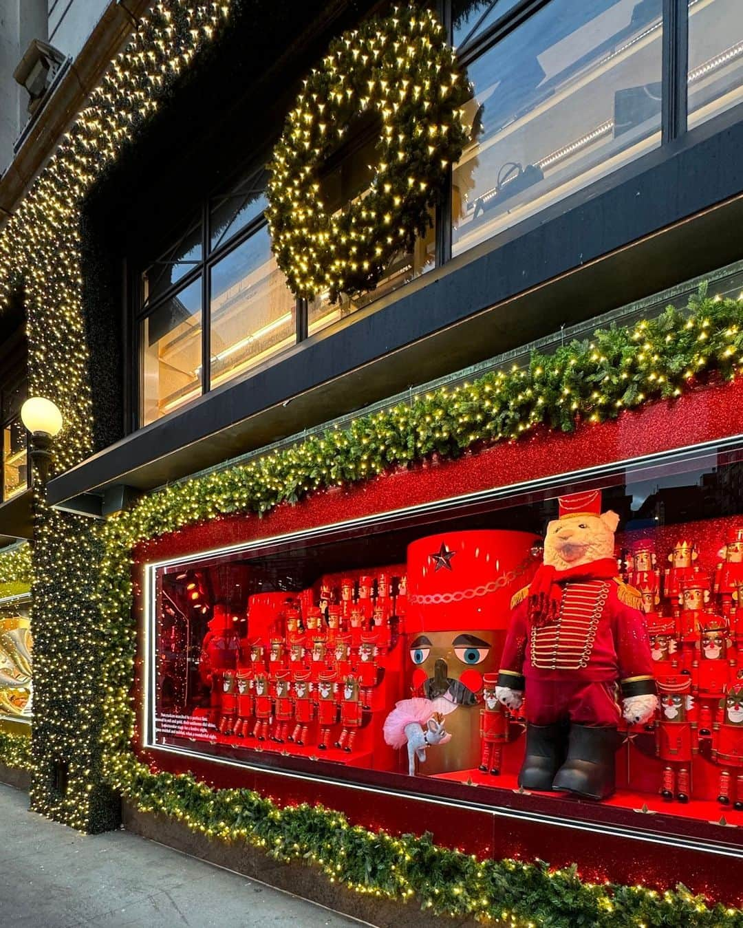 Macy'sさんのインスタグラム写真 - (Macy'sInstagram)「The holidays are here! How do you get into the spirit of the season? Drop your holiday traditions below! ⬇️ #MacysHeraldSquare #HolidayWindows」12月5日 2時47分 - macys