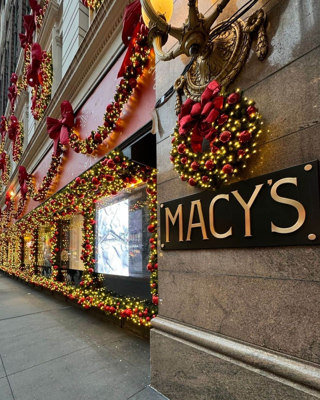 Macy'sさんのインスタグラム写真 - (Macy'sInstagram)「The holidays are here! How do you get into the spirit of the season? Drop your holiday traditions below! ⬇️ #MacysHeraldSquare #HolidayWindows」12月5日 2時47分 - macys