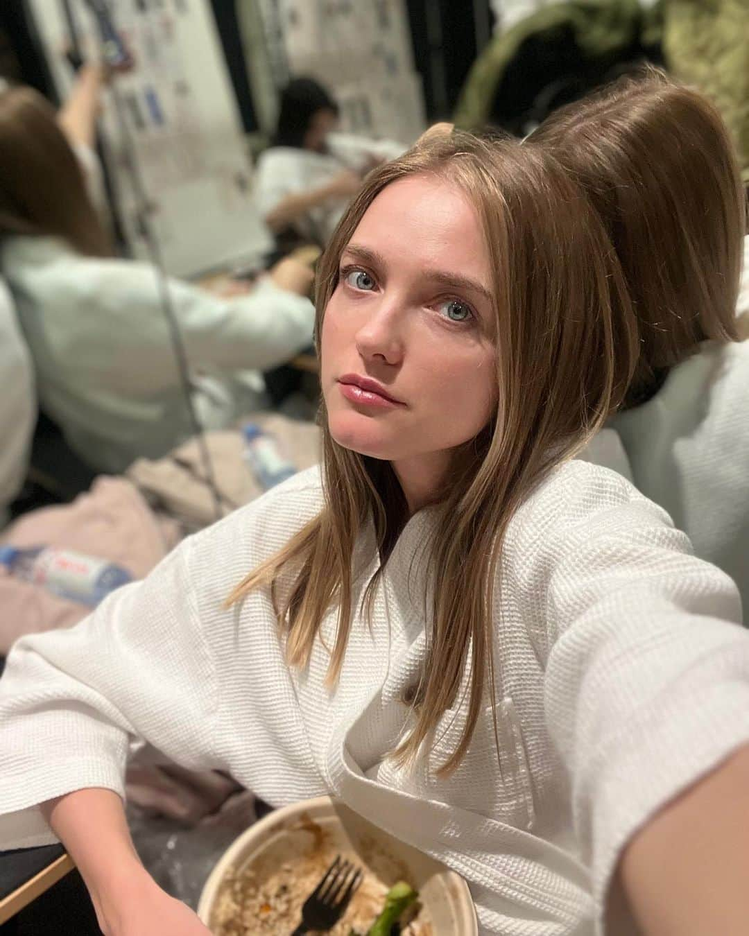 ヴラダ・ロスリャコヴァさんのインスタグラム写真 - (ヴラダ・ロスリャコヴァInstagram)「Cozy and beautiful first Monday of December. At least on Instagram. Swipe for the reality. 🤪 📸 and🧥 by @nina.b.b 🫶」12月5日 2時48分 - vladaroslyakova