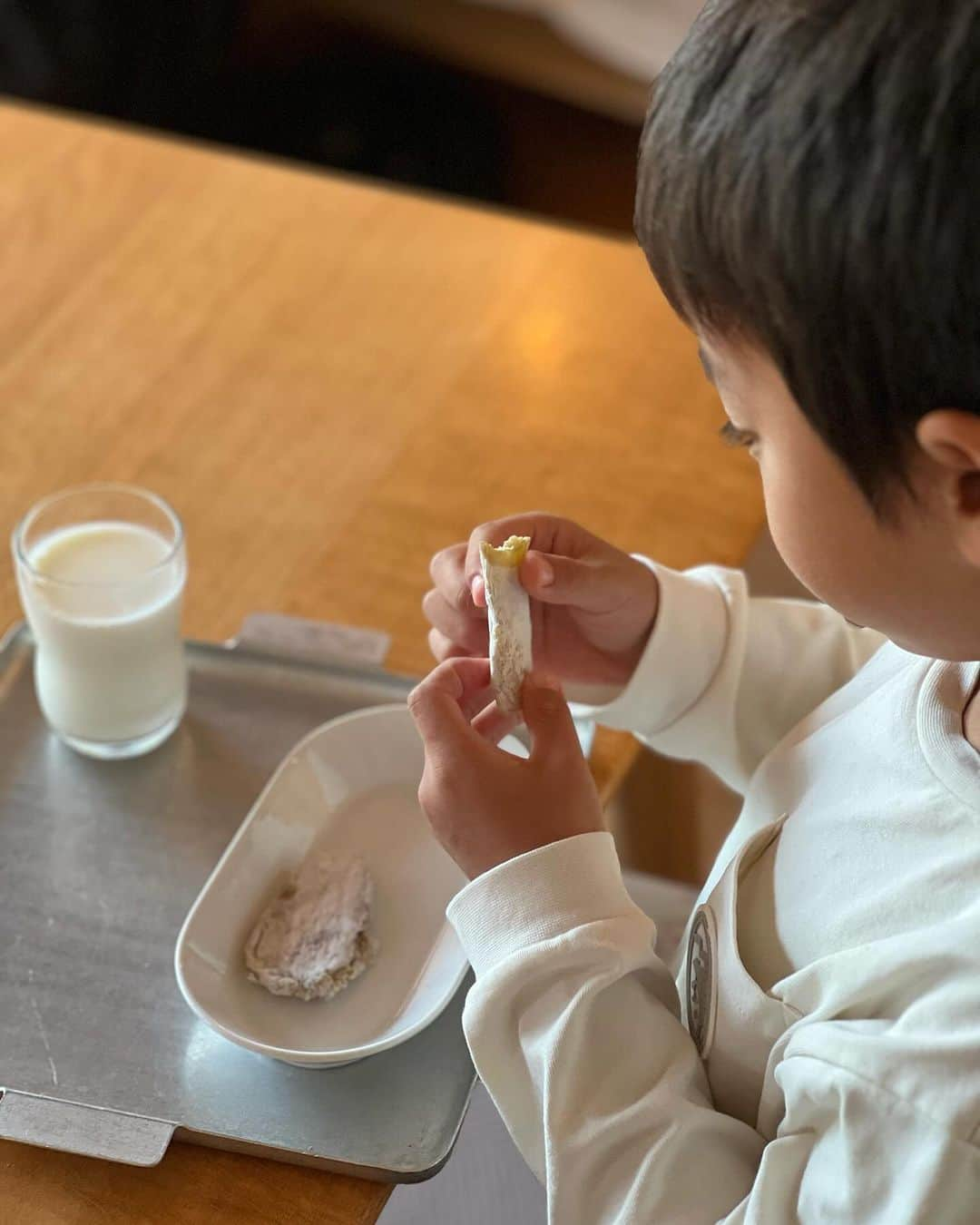 本多さおりのインスタグラム：「【 子どもにもおすすめおやつとお茶 】  「お腹減ったー何か食べるものない？」にはなるべく食事の代わりになりそうなものを提供したいが、正直今台所に立つのはちょっと…  なときに最高な、いも！  ティーライフの平切りのいも切り、しっとりやわらかくて優しい甘さで美味しいです！ （数秒レンジで温めたり、トースターなどで炙るとさらに美味）  そして大袋101パックのルイボスティも最高です！ マグなら1個、ポットなら2〜3個さらに水出しもいけるから子どもの水筒にもポトンポトン。 渋みなく後味スッキリ、子どもも好んで飲んでいます。 小2男子も今夏から水筒のお茶として愛飲！ （パック1日入れっぱなしでも夕方も美味しいそう）  裏技ですが、2リットルペットボトルの水に直接パックを3〜4個入れるのもラクで美味しい！ （ボトル洗う手間カットできる）  とにかくこの小さめパックが101個も入ってるのが、使い勝手良く気軽にどんどん飲めてありがたい！ （1パック約10円コスパ最高）  ティーライフさんが大好きなので、推し活でございました！  ▶︎平切りのいも切りは楽天スーパーセール中はクーポンがあるそうです  ▶︎ルイボスティーは、12/4～の楽天スーパーセールでポイントが3倍！  #PR  #ティーライフ　#楽天スーパーセール　#いも切り　#ルイボスティー @tealife.co.jp」